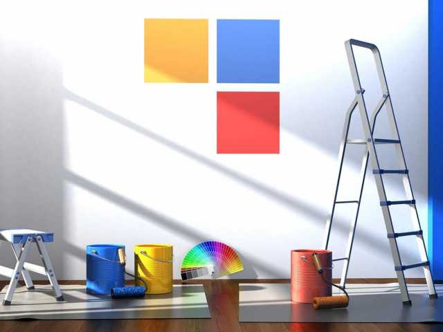 una parete con 3 prove di colori, dei barattoli di vernice sul pavimento e una scala utilizzata per pittura e servizi di imbianchino