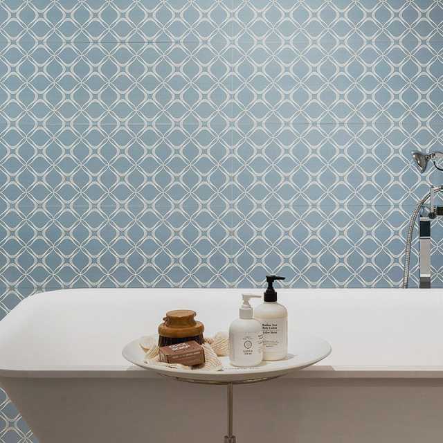 vasca da bagno con saponi appoggiati sul bordo e parete di piastrelle sullo sfondo effettuate dal servizio posa piastrelle di non solo pittura